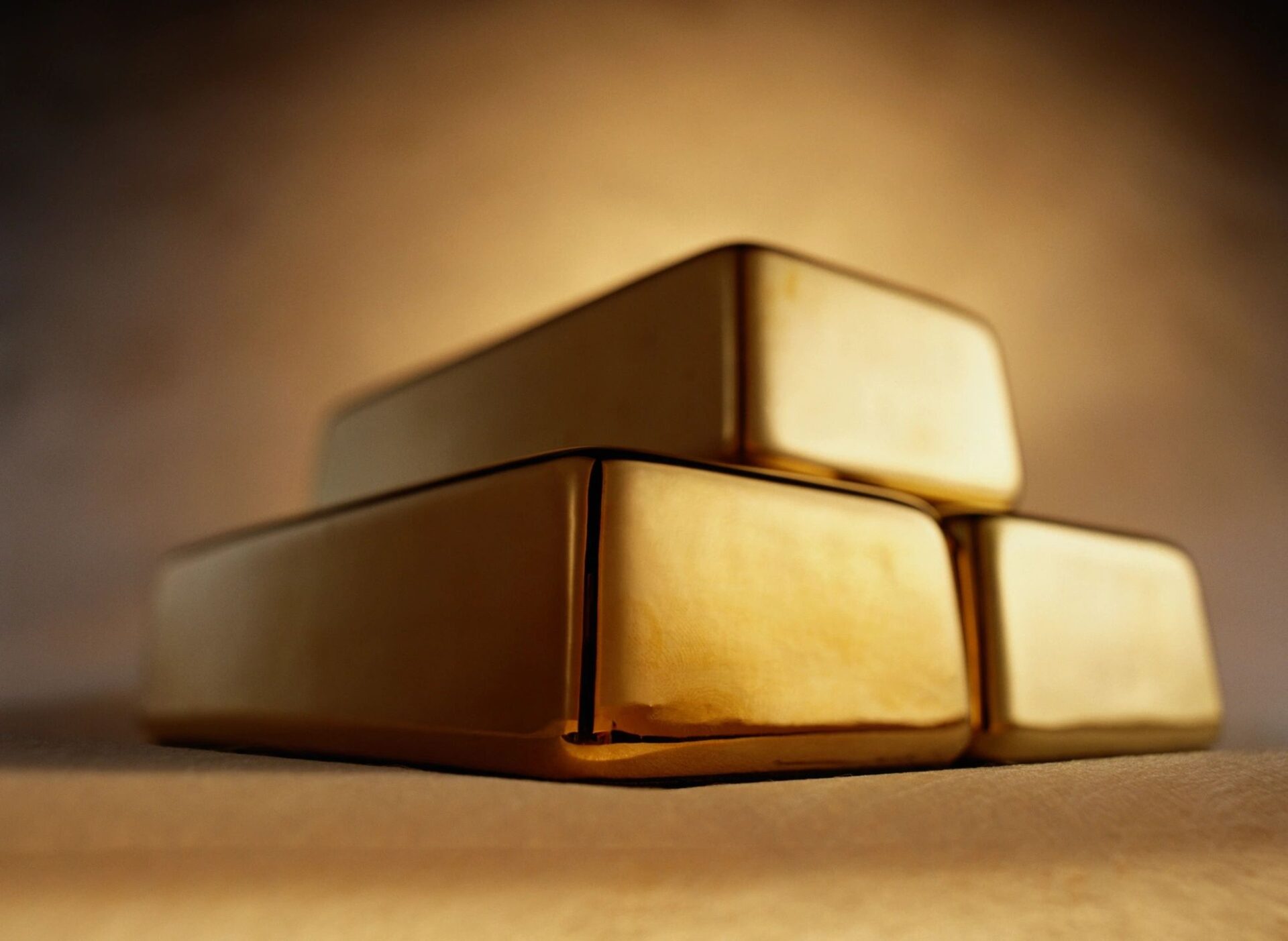 Read more about the article Exploring Investment Options: Physical Gold vs. Gold Mining Companies